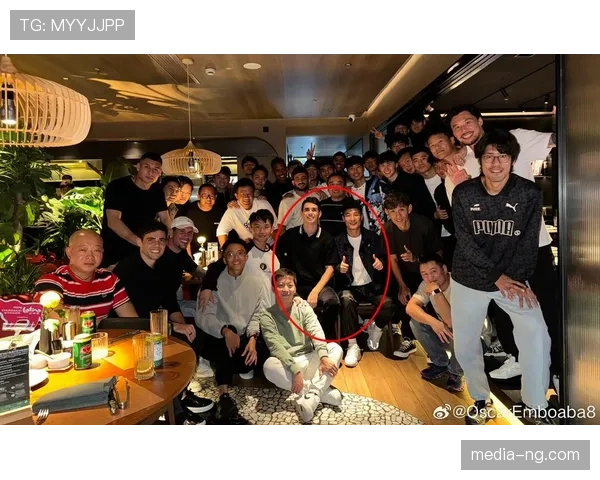 武磊一顿大餐吃得跟明星办派对似的,这工资还在说啥节俭! 武磊一顿大餐吃得跟明星办派对似的,这工资还在说啥节俭!
